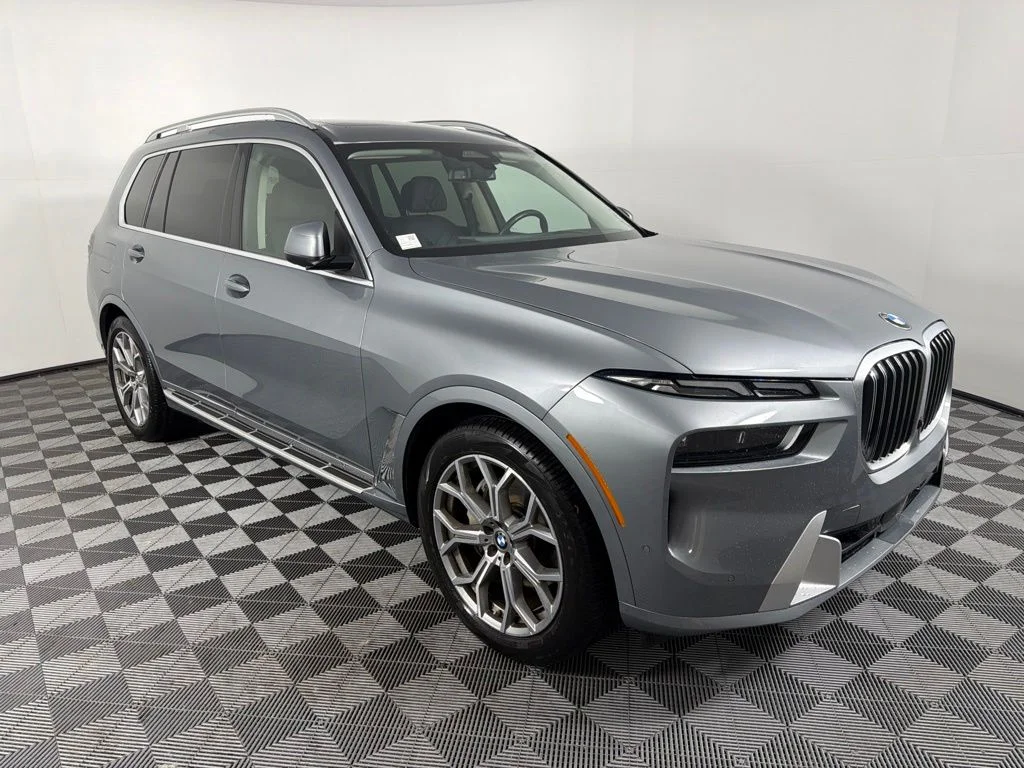 Used 2025 Gray BMW xDrive40i image 3