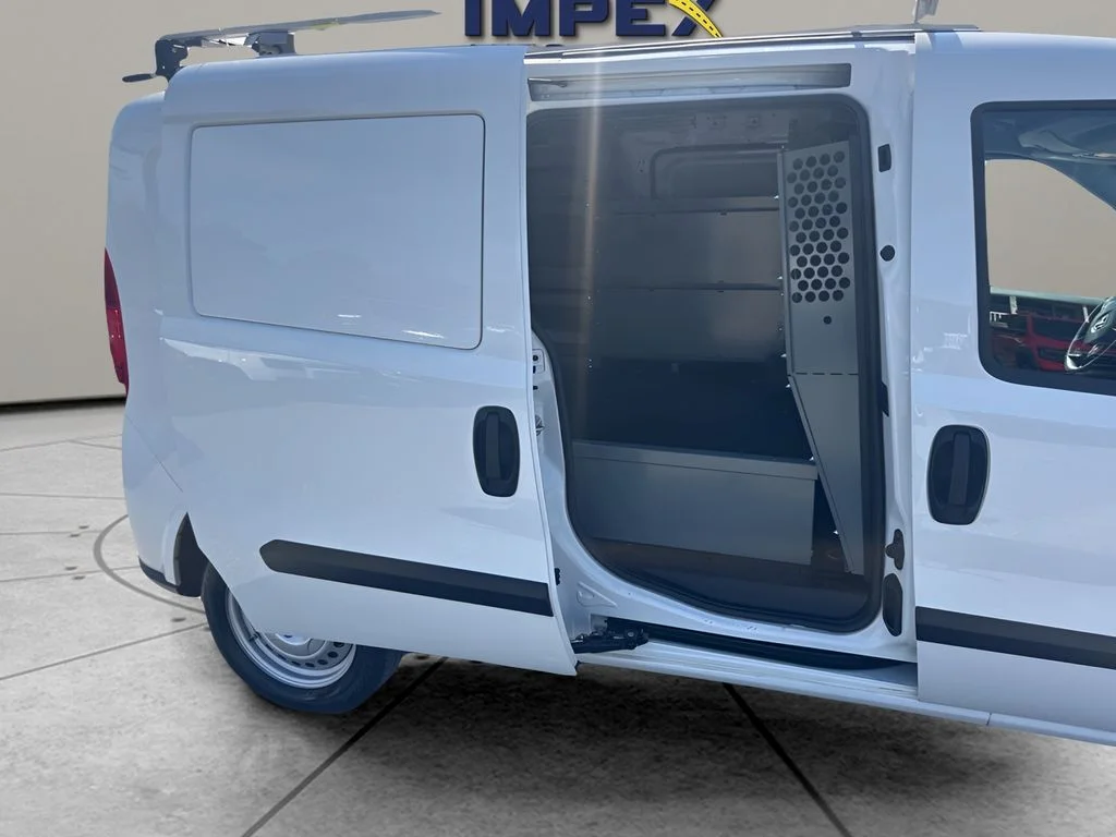 Used 2022 White Ram Base image 23