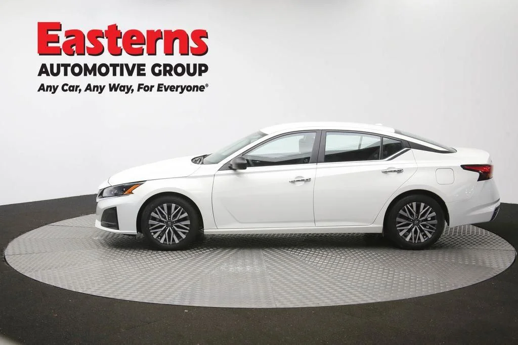Used 2025 White Nissan 2.5 SV image 63
