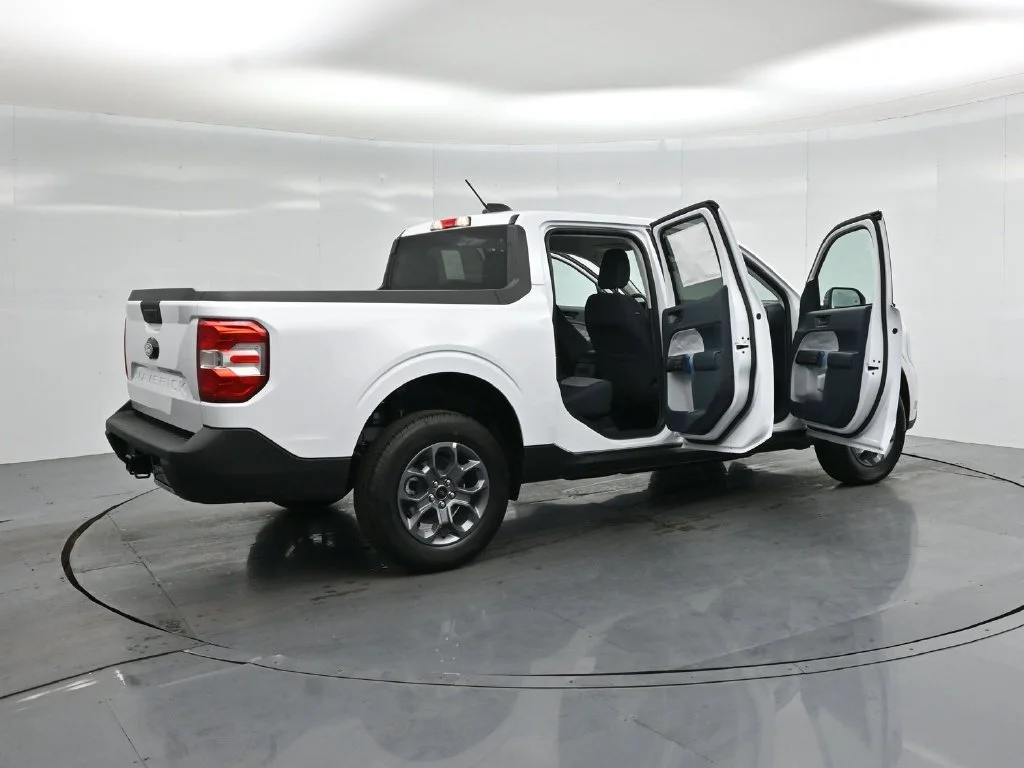 New 2026 Oxford White Ford XLT image 4