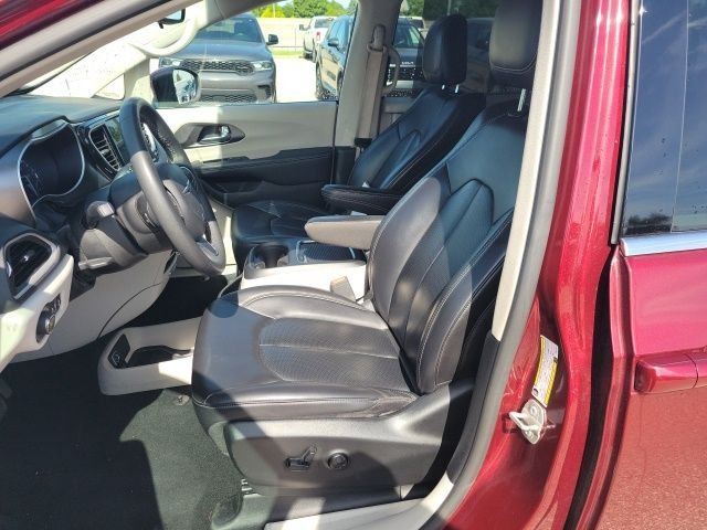 Used 2023 Velvet Chrysler Touring L image 16