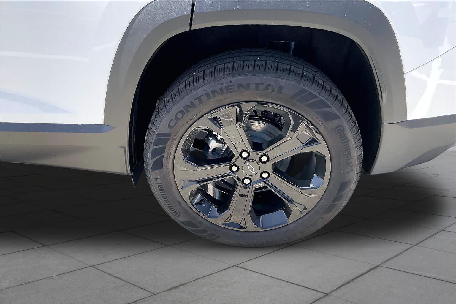 2027 Chevrolet Equinox LT - Photo 12