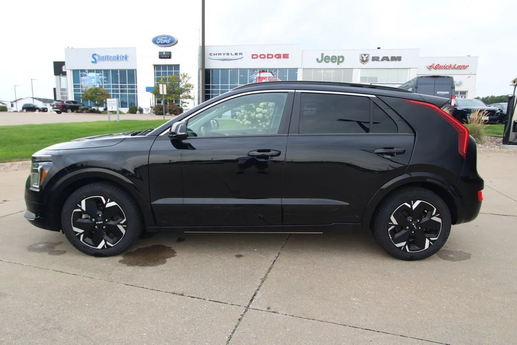 Used 2023 Black Kia Wind image 18