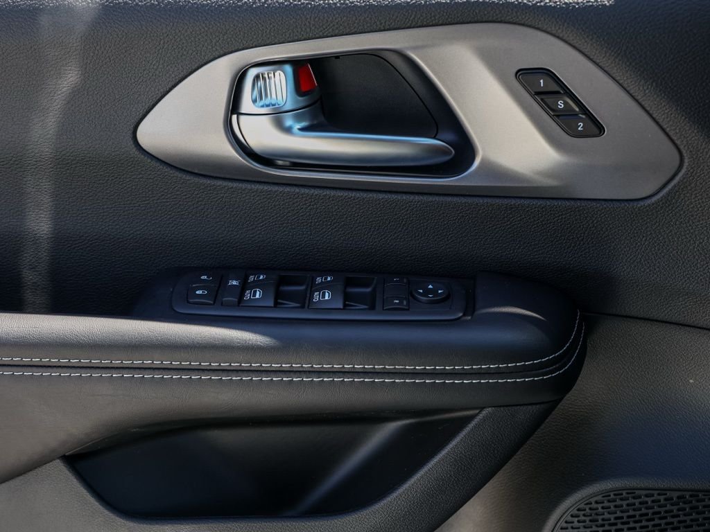 New 2026 Bright White Clear-Coat Exterior Paint Chrysler Select image 22