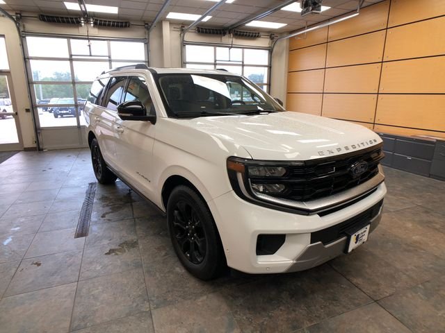 Used 2025 Oxford White Ford Platinum image 1
