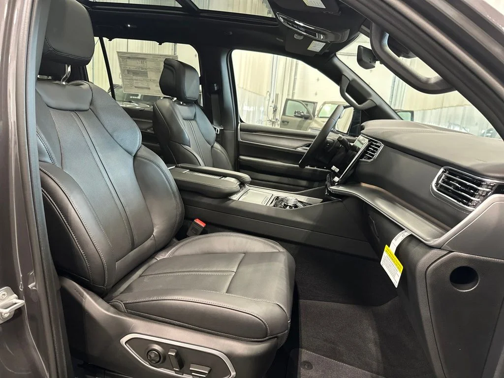 New 2026 Baltic-Gray Metallic Clear-Coat Exterior Paint Jeep Limited Reserve image 39