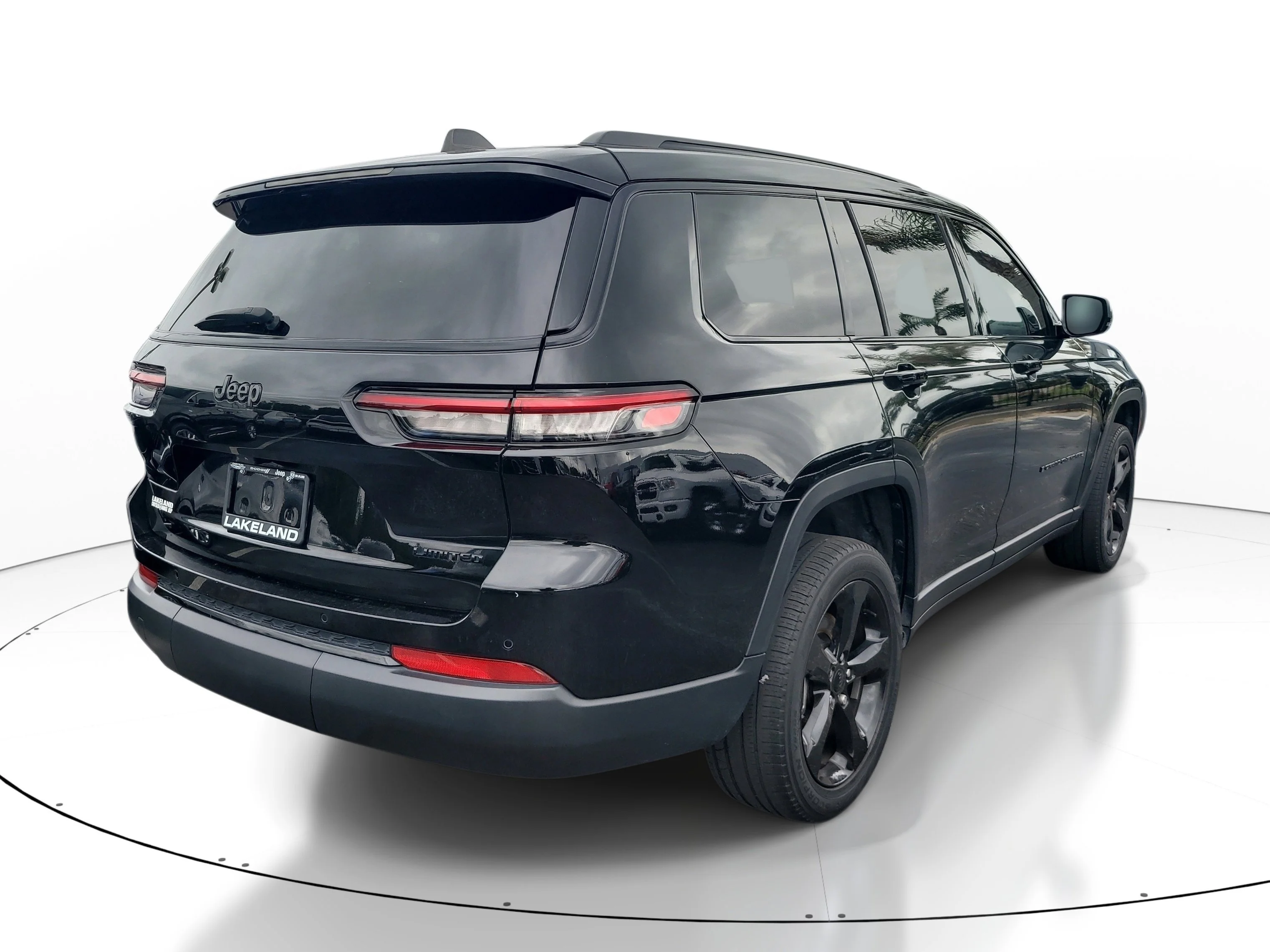 Used 2023 Diamond Black Crystal Pearlcoat Jeep Limited image 4