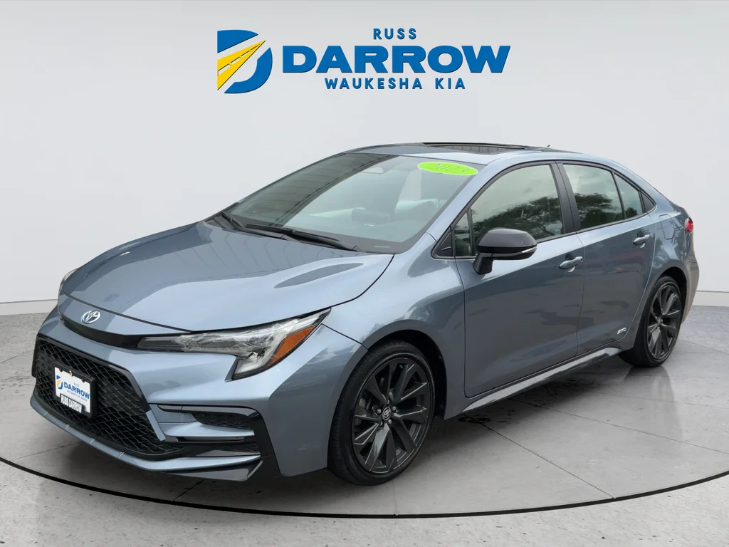 Used 2023  Toyota SE image 1