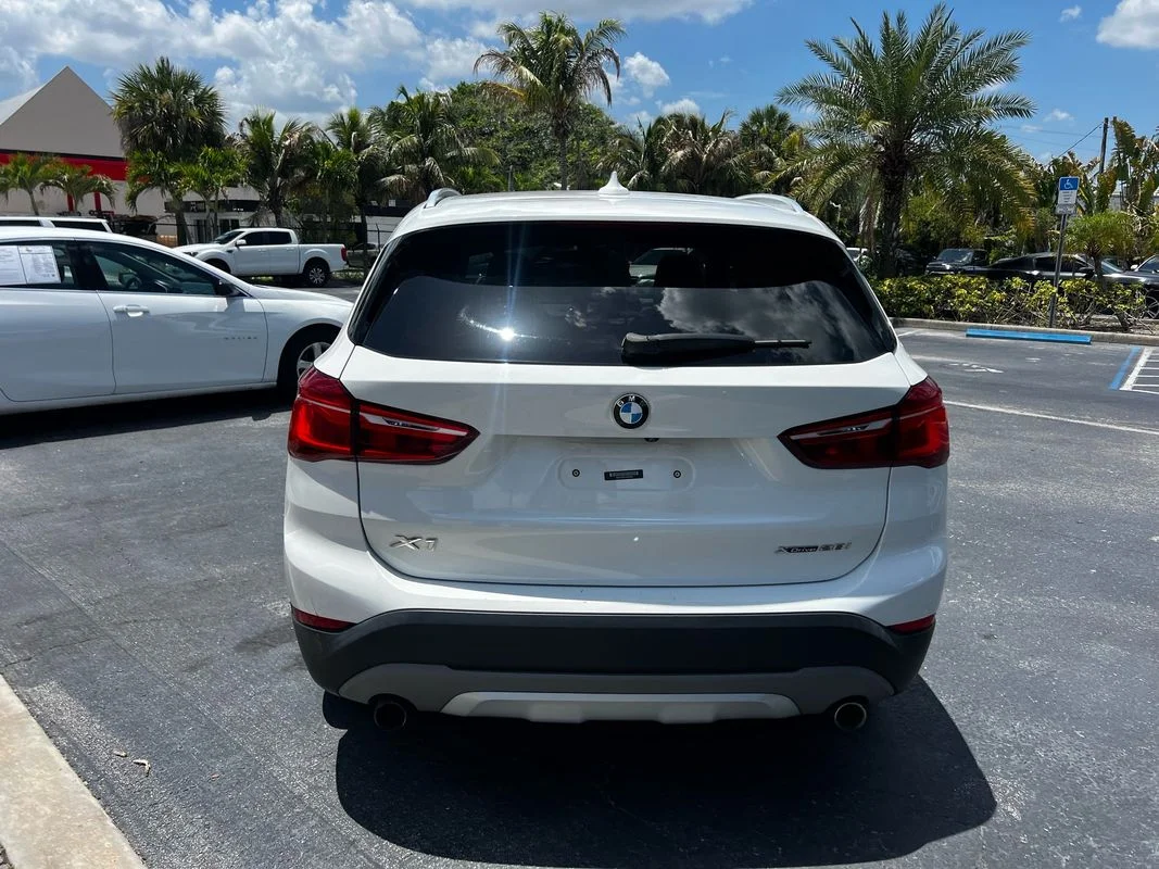 Used 2018  BMW xDrive28i image 6
