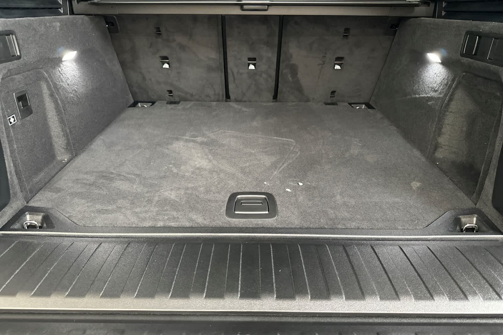 Used 2026 Skyscraper Grey Metallic BMW xDrive40i image 15