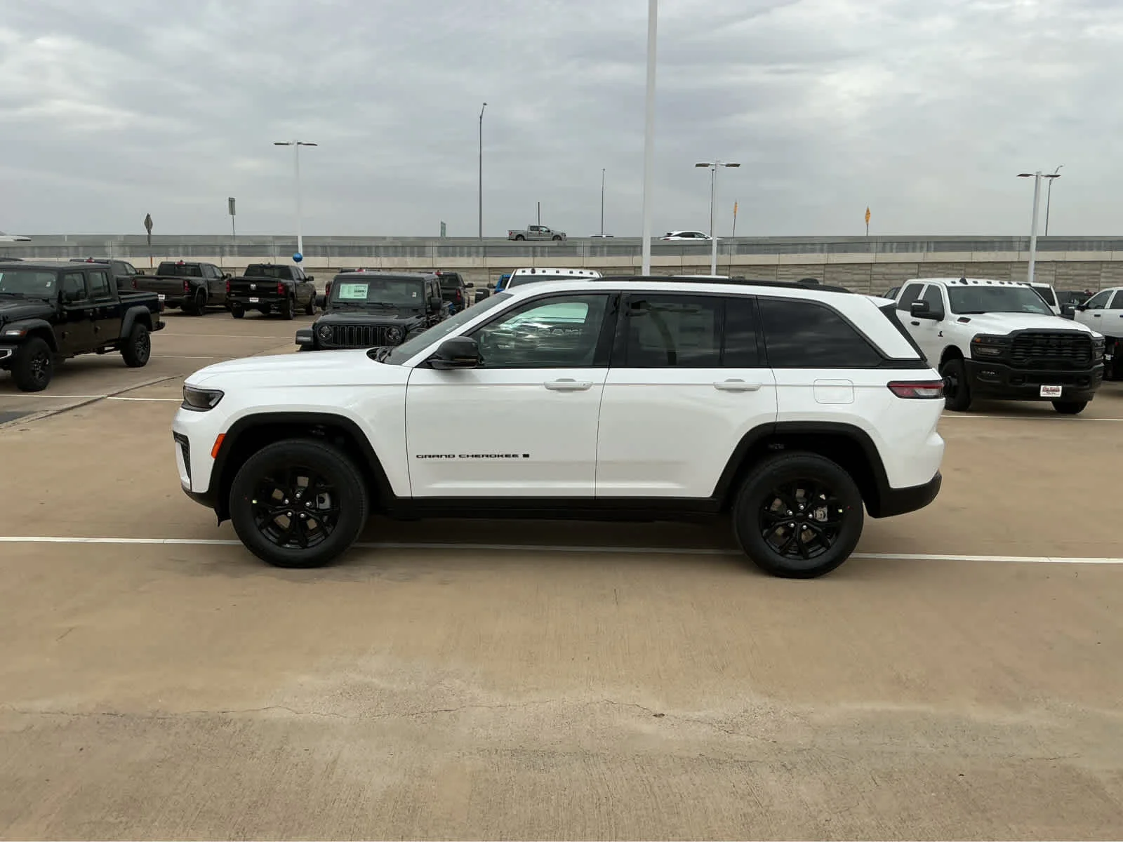 New 2026 Bright White Clear-Coat Exterior Paint Jeep Laredo Altitude image 9