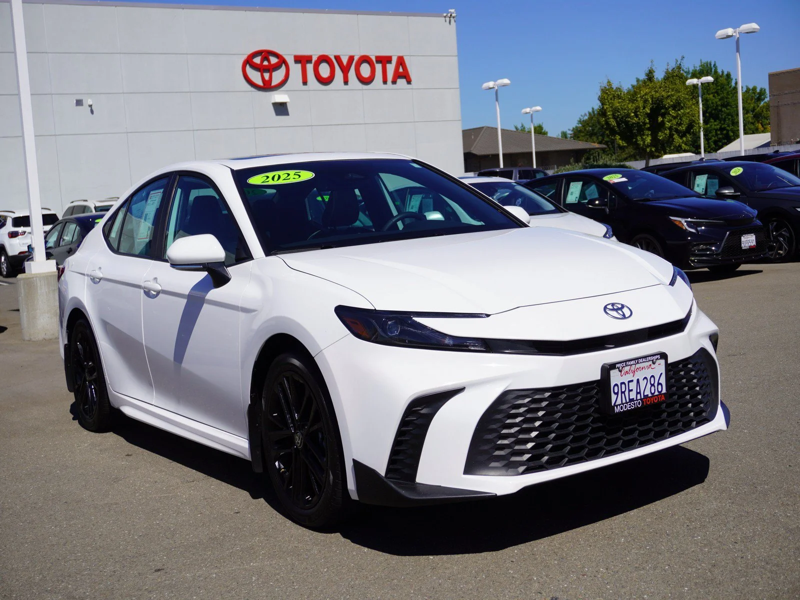 Used 2025 Ice Cap Toyota SE image 1