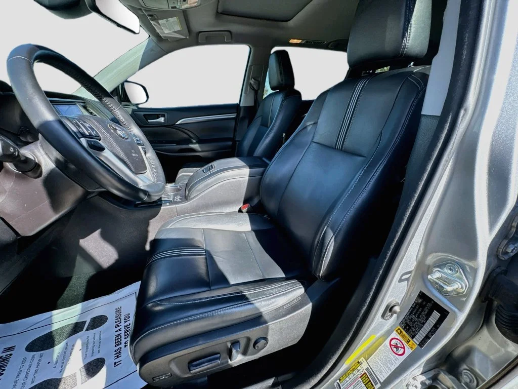 Used 2018 Silver Toyota SE image 25
