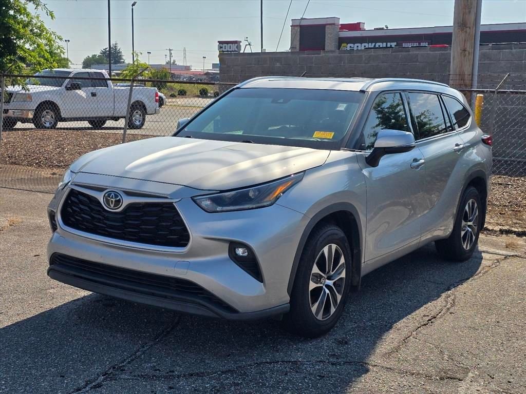 Used 2021 Silver Toyota XLE image 1