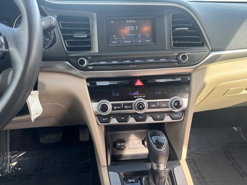Used 2020 Quartz White Pearl Hyundai SE image 15