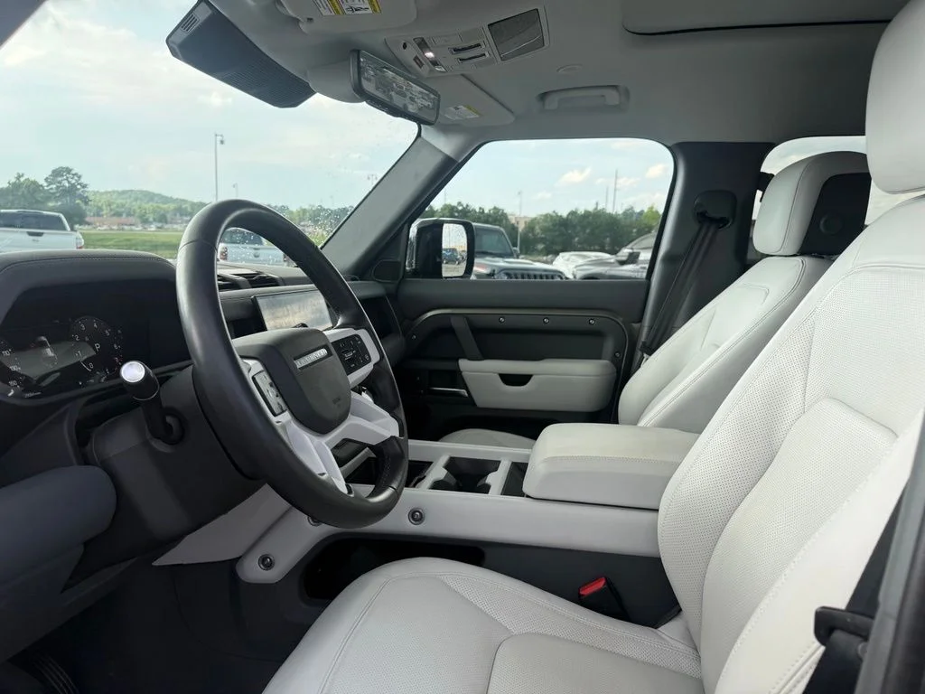 Used 2025 Green Land Rover X-Dynamic SE image 4