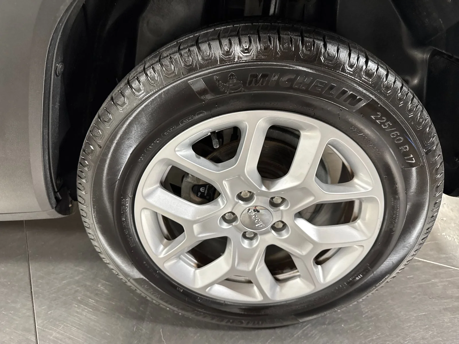 Used 2017 Granite Crystal Metallic Clearcoat Jeep Latitude image 12