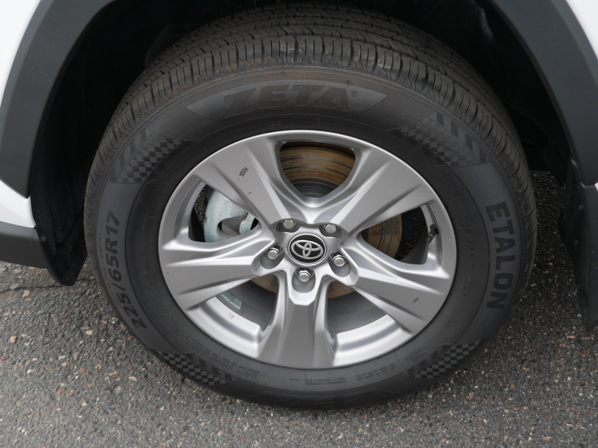 2024 Toyota RAV4 XLE - Photo 15