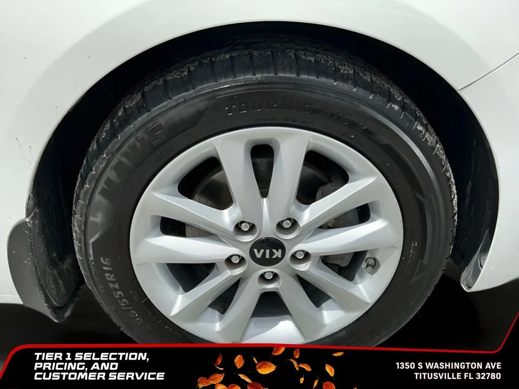 Used 2017 White Kia S image 16