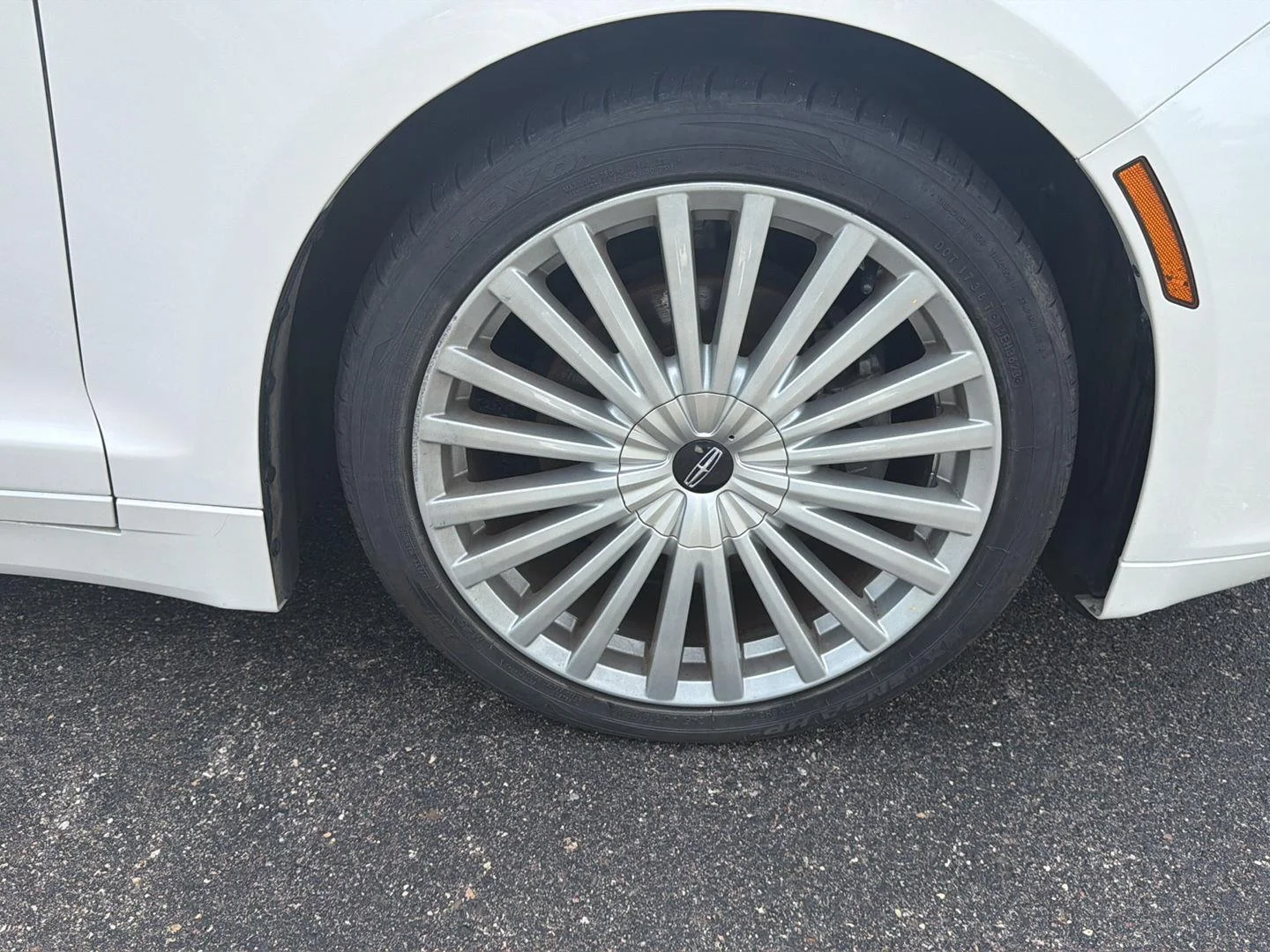 Used 2017 White Platinum Metallic Tri-Coat Lincoln Reserve image 9