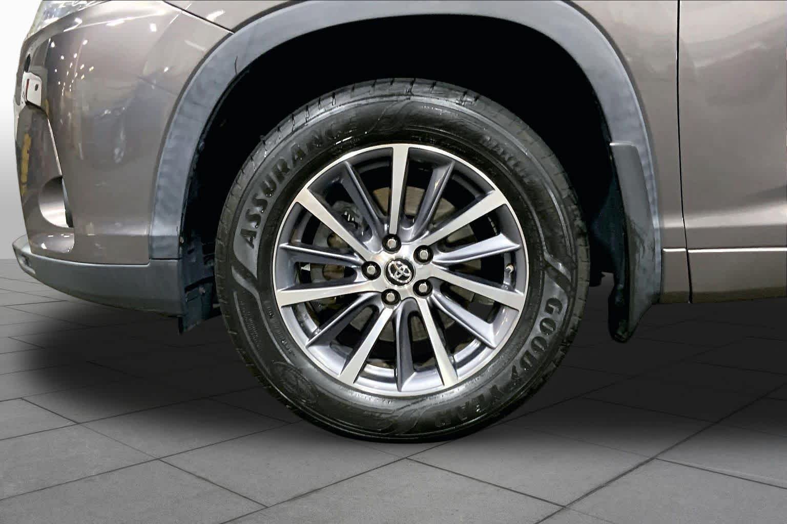 Used 2018 Predawn Gray Mica Toyota XLE image 11