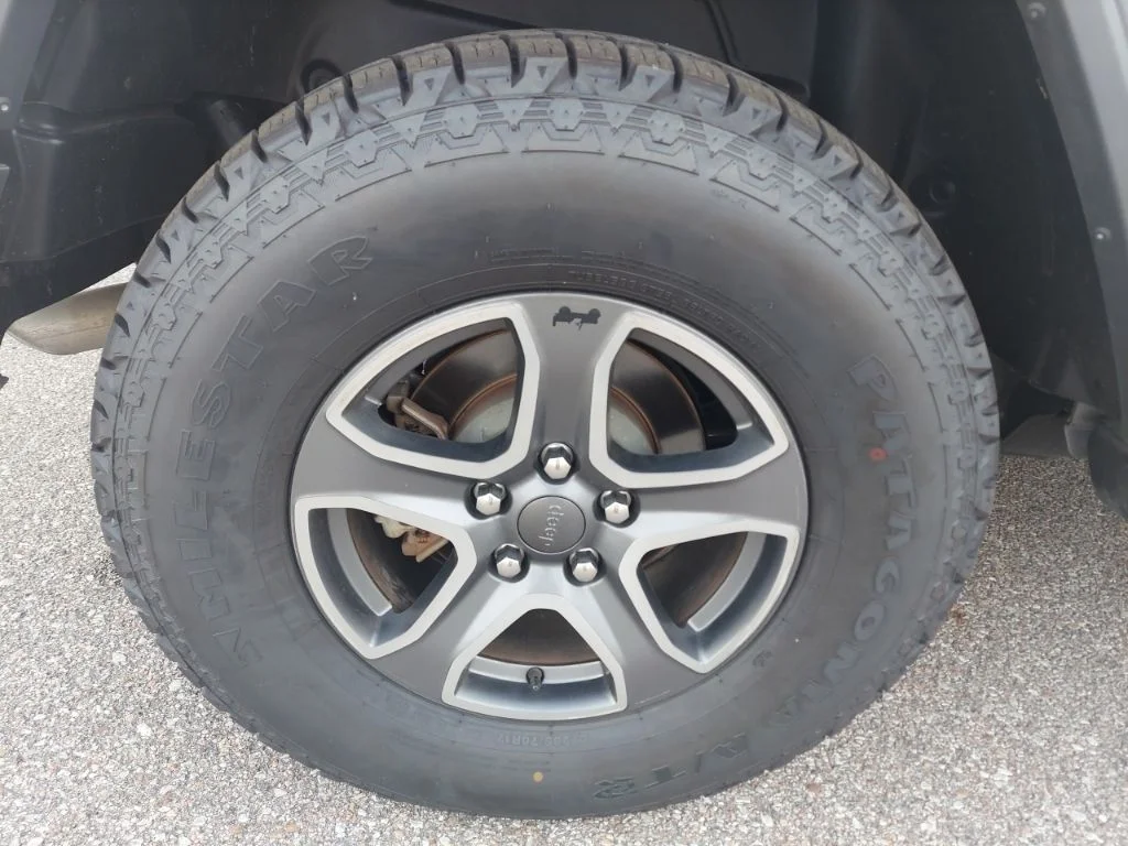 Used 2018 Silver Jeep Unlimited Sport S image 9