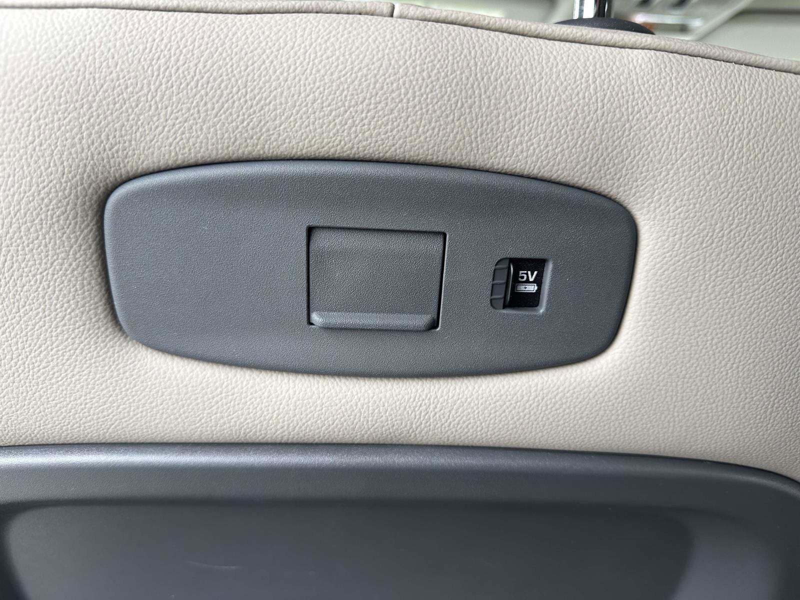 Used 2022  Land Rover SE image 11
