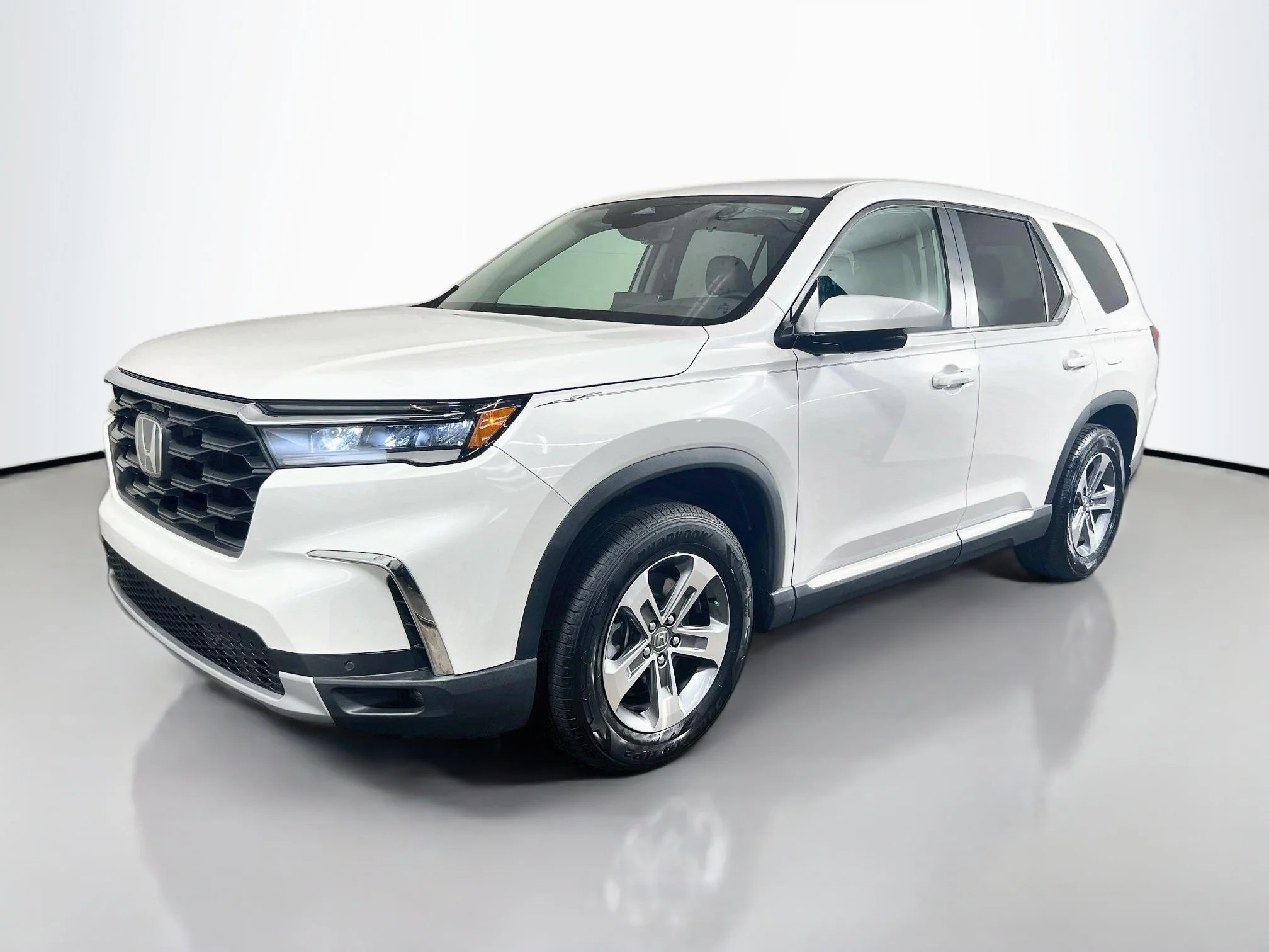 Certified Used 2025 Platinum White Pearl Honda 2WD EX-L image 35