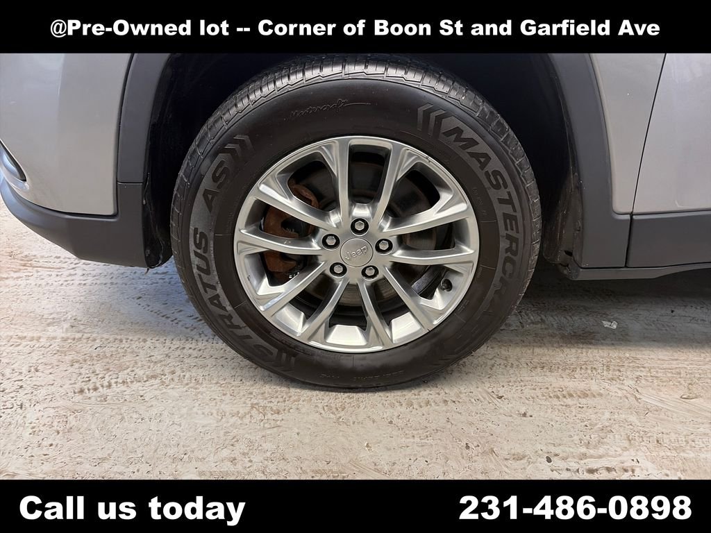 Used 2019 Silver Jeep Latitude Plus image 4
