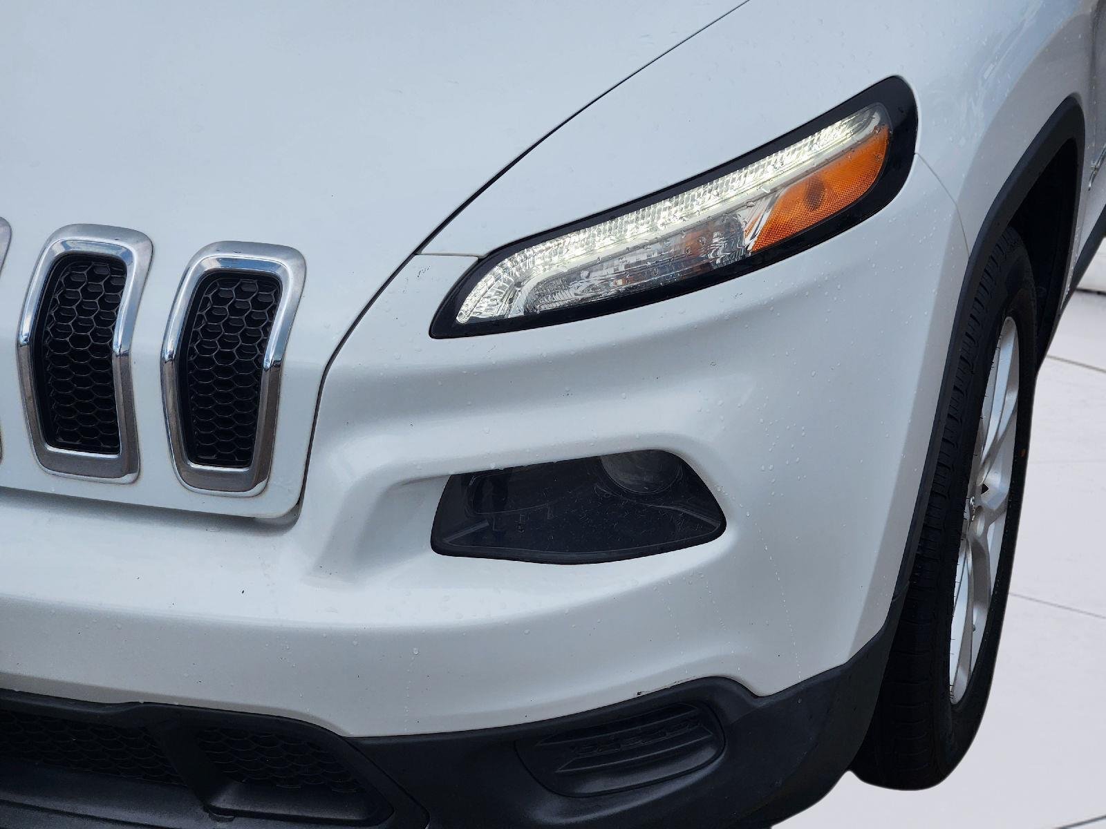 Used 2015 Bright White Clearcoat Jeep Sport image 9