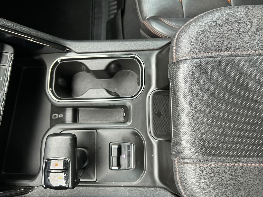 Used 2023 White GMC AT4 image 23