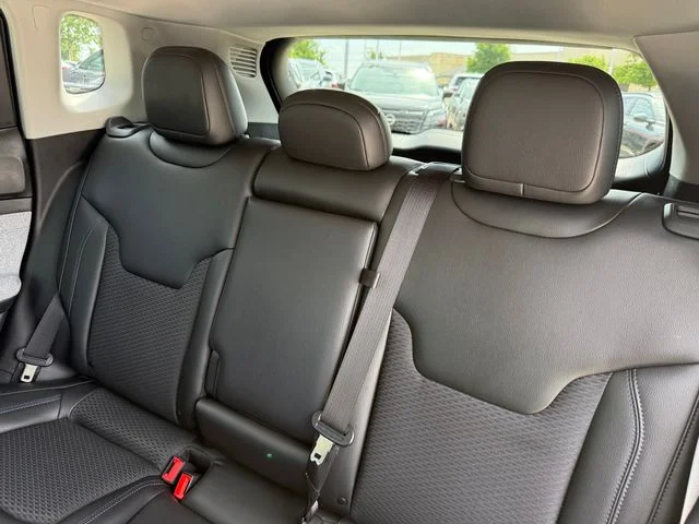 Used 2022 Gray Jeep Latitude image 27