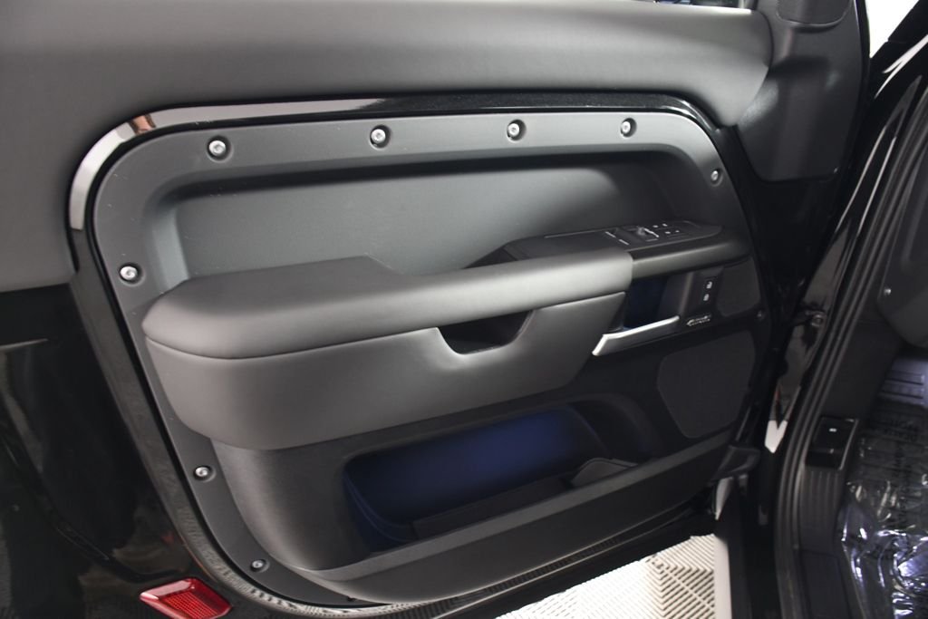 New 2026 Santorini Blk Land Rover V8 image 14