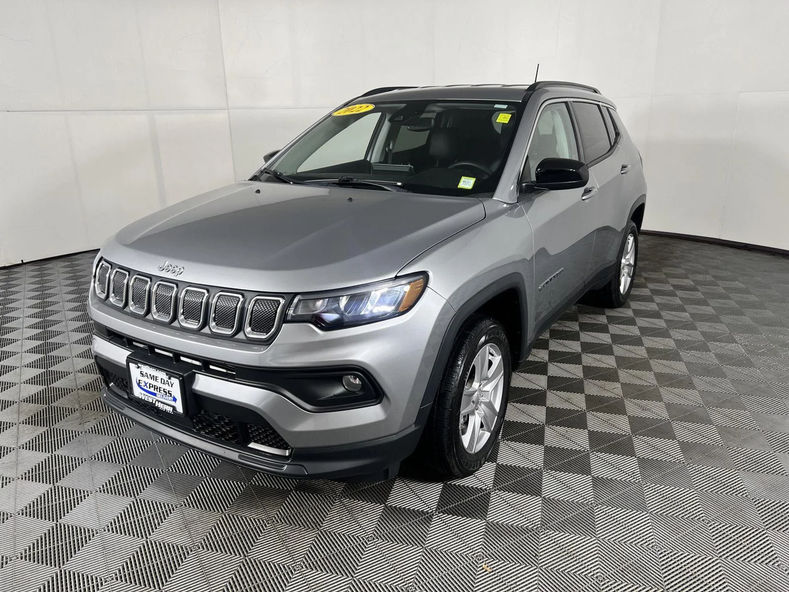 Used 2022 Billet Silver Metallic Clearco Jeep Latitude image 17
