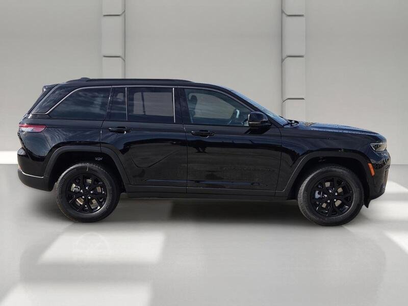 New 2026 Diamond Black Crystal Pearl-Coat Exterior Paint Jeep LAREDO ALTITUDE 4X4 image 6