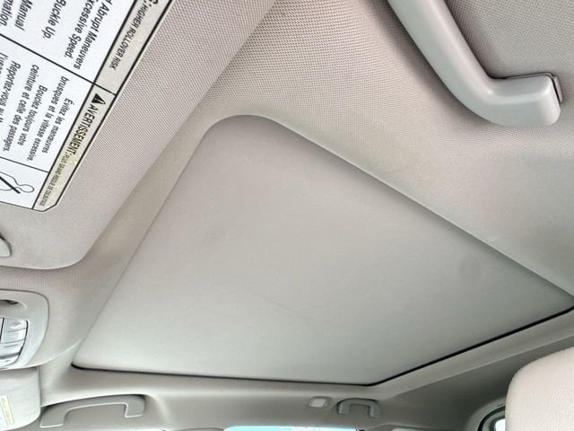 Used 2016 White Nissan SL image 23