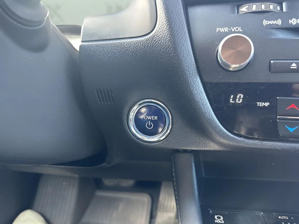 Used 2018 White Lexus 450h image 20