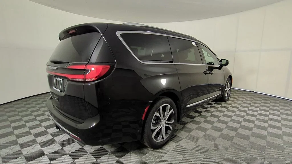 New 2026 Diamond Black Crystal Pearl-Coat Exterior Paint Chrysler Pinnacle image 5