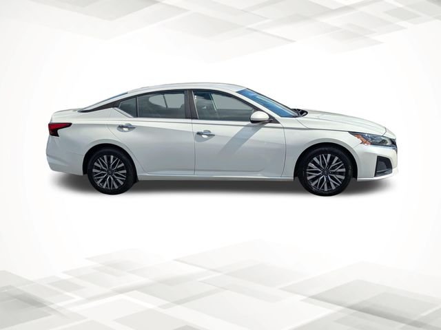 Used 2023 White Nissan 2.5 SV image 3