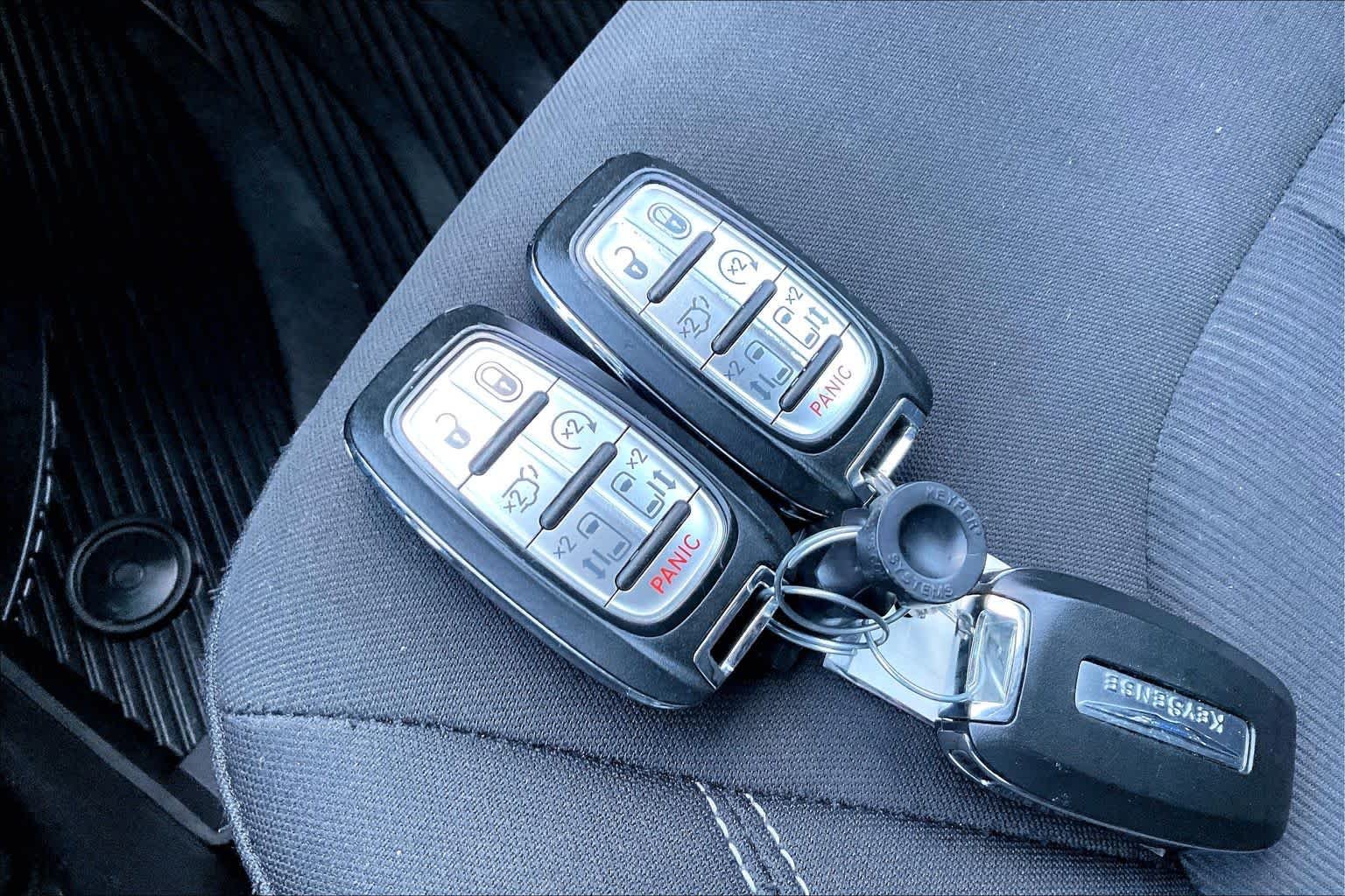 Used 2018 Brilliant Black Crystal Pearlcoat Chrysler Touring Plus image 13
