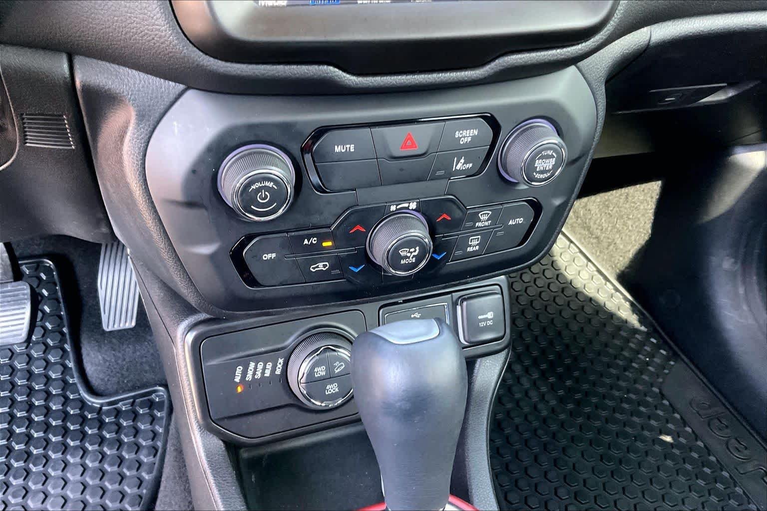 Certified Used 2022 BLACK CLEAR COAT Jeep Trailhawk image 33