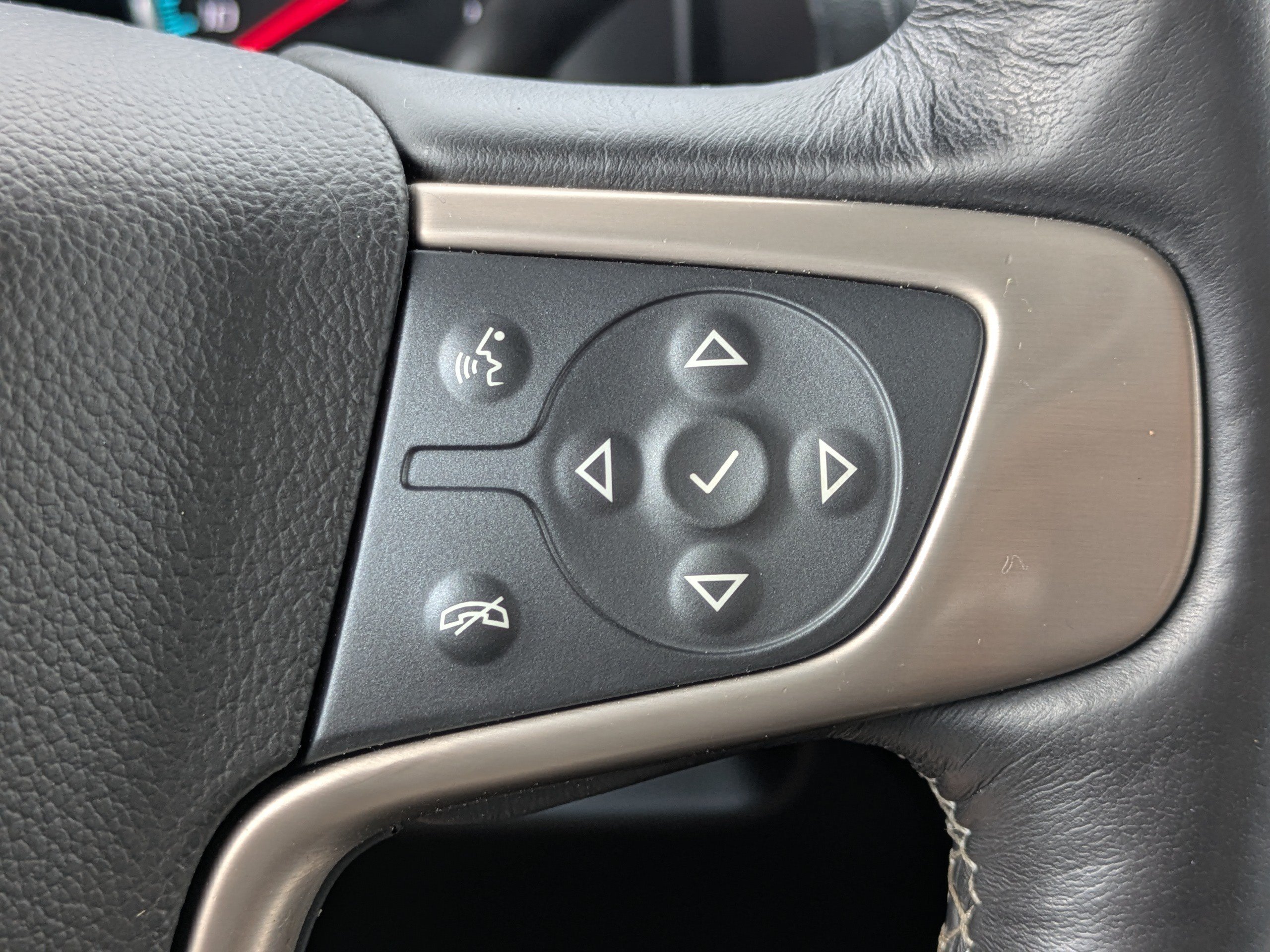 Used 2018 White Frost Tricoat GMC Denali image 27
