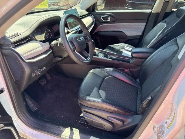 Used 2022 White Jeep Latitude image 15