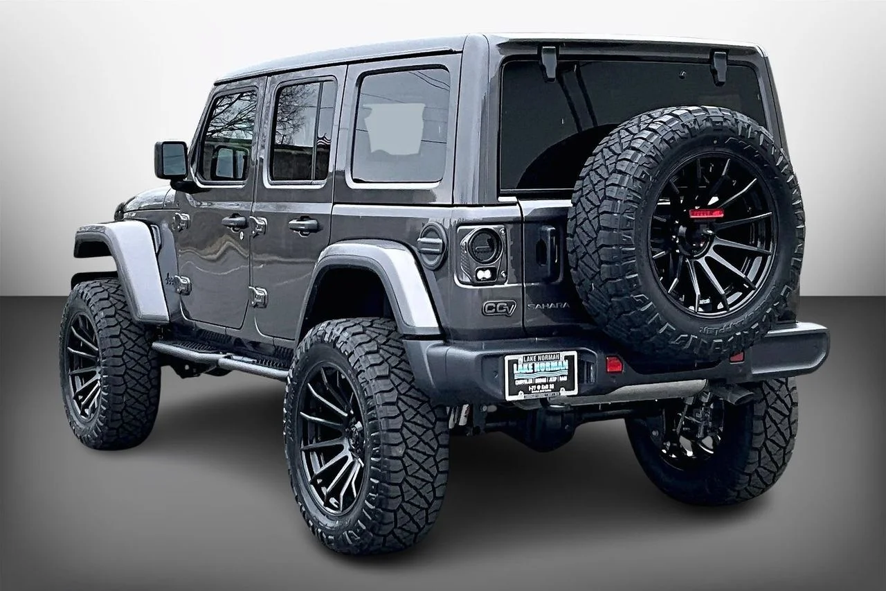 New 2026 Granite Crystal Metallic Clear-Coat Exterior Paint Jeep Sahara image 6