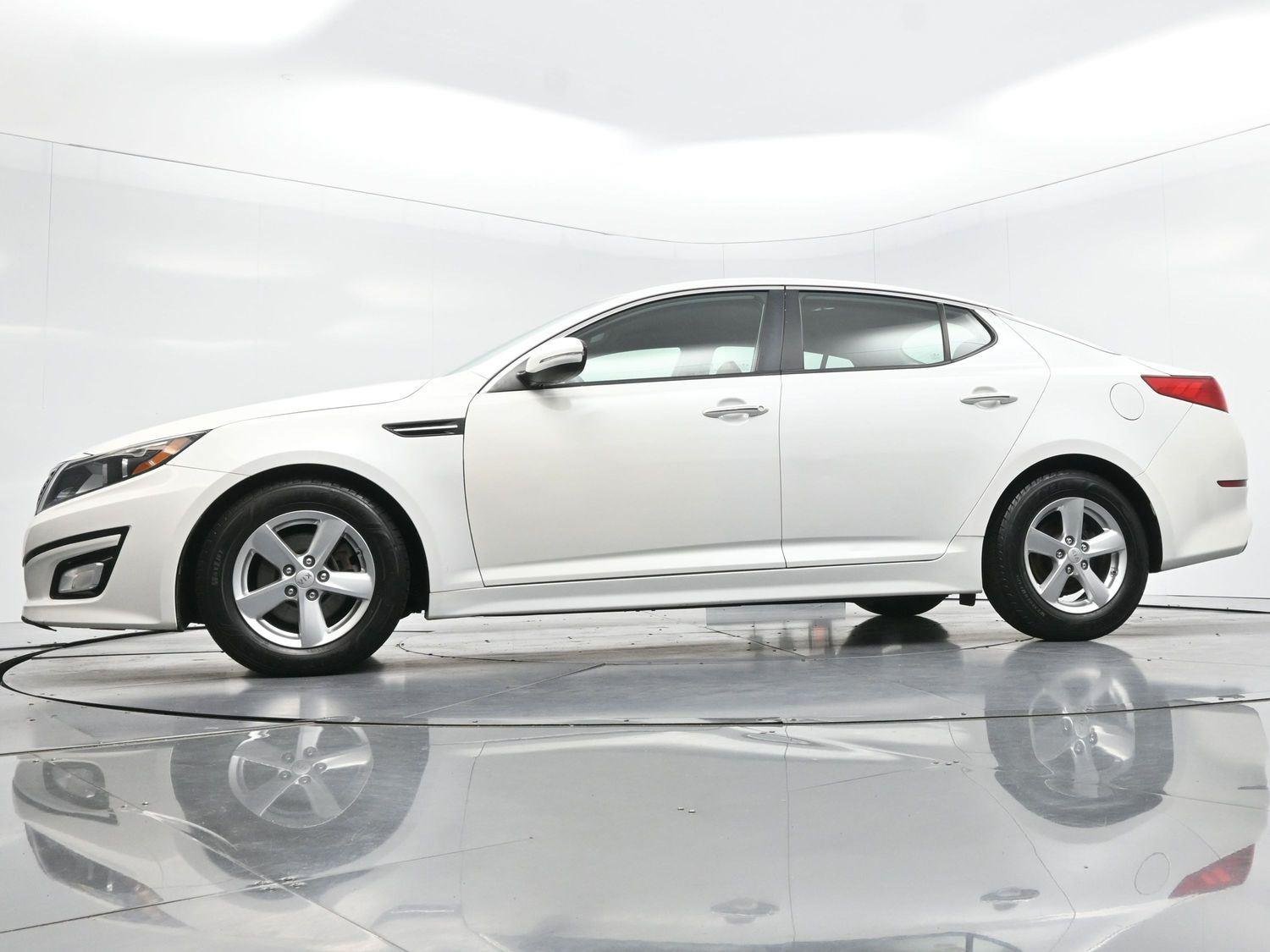 Used 2015 Snow White Pearl Kia LX image 47