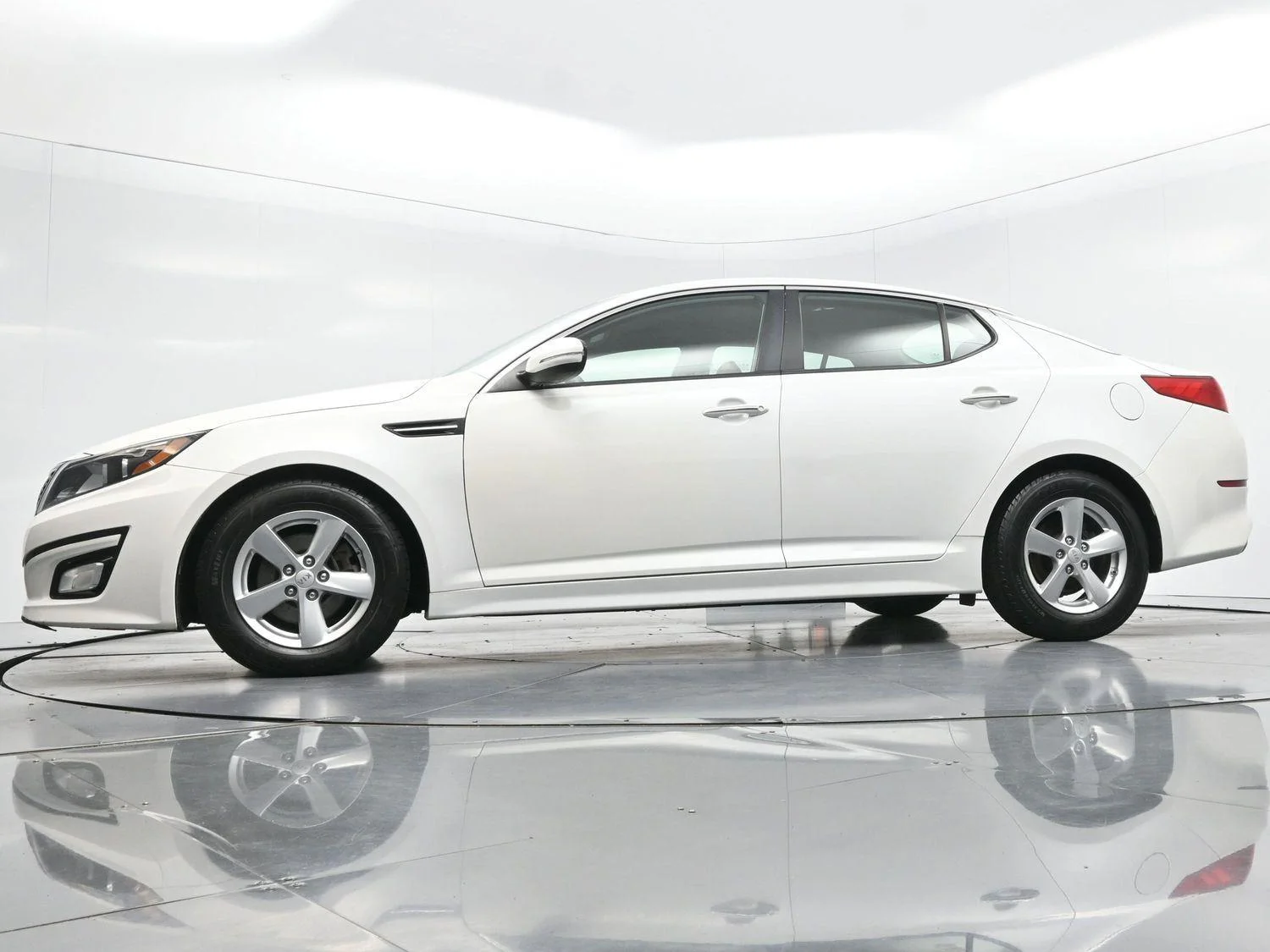 Used 2015 Snow White Pearl Kia LX image 47