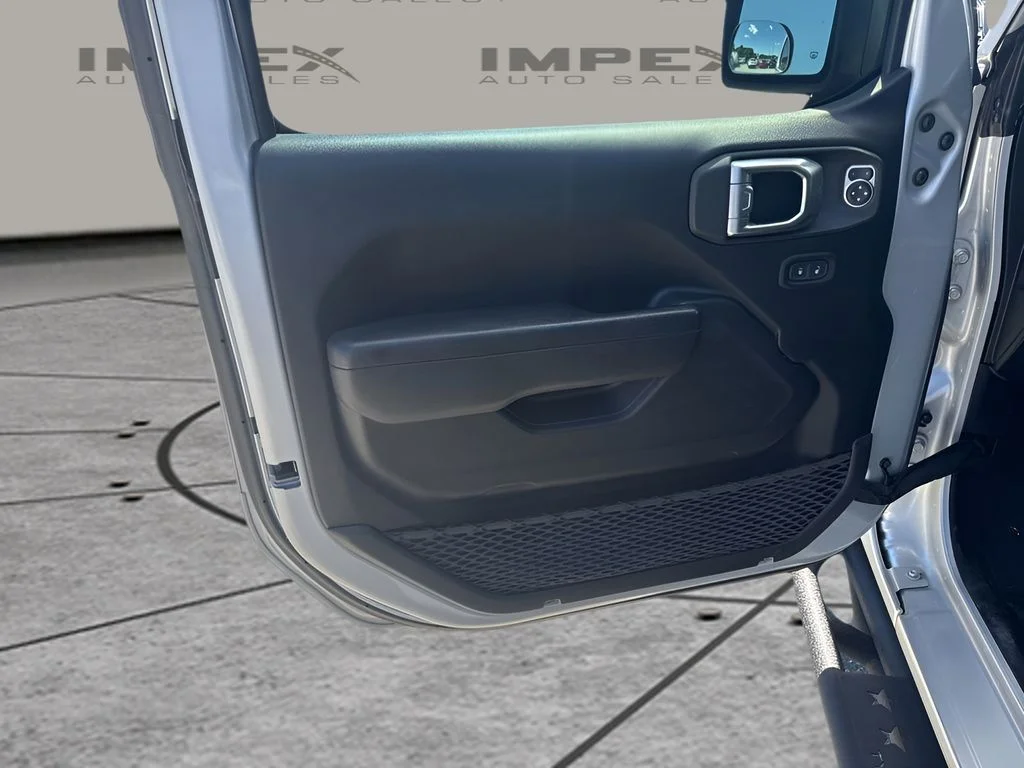 Used 2022 Silver Jeep Sport S image 23