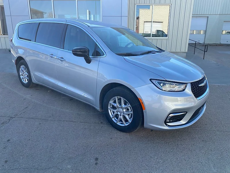 2026 Chrysler Pacifica Select's photo