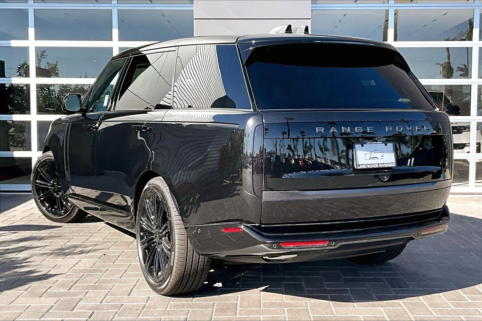 New 2026 Santorini Black Land Rover SE image 3