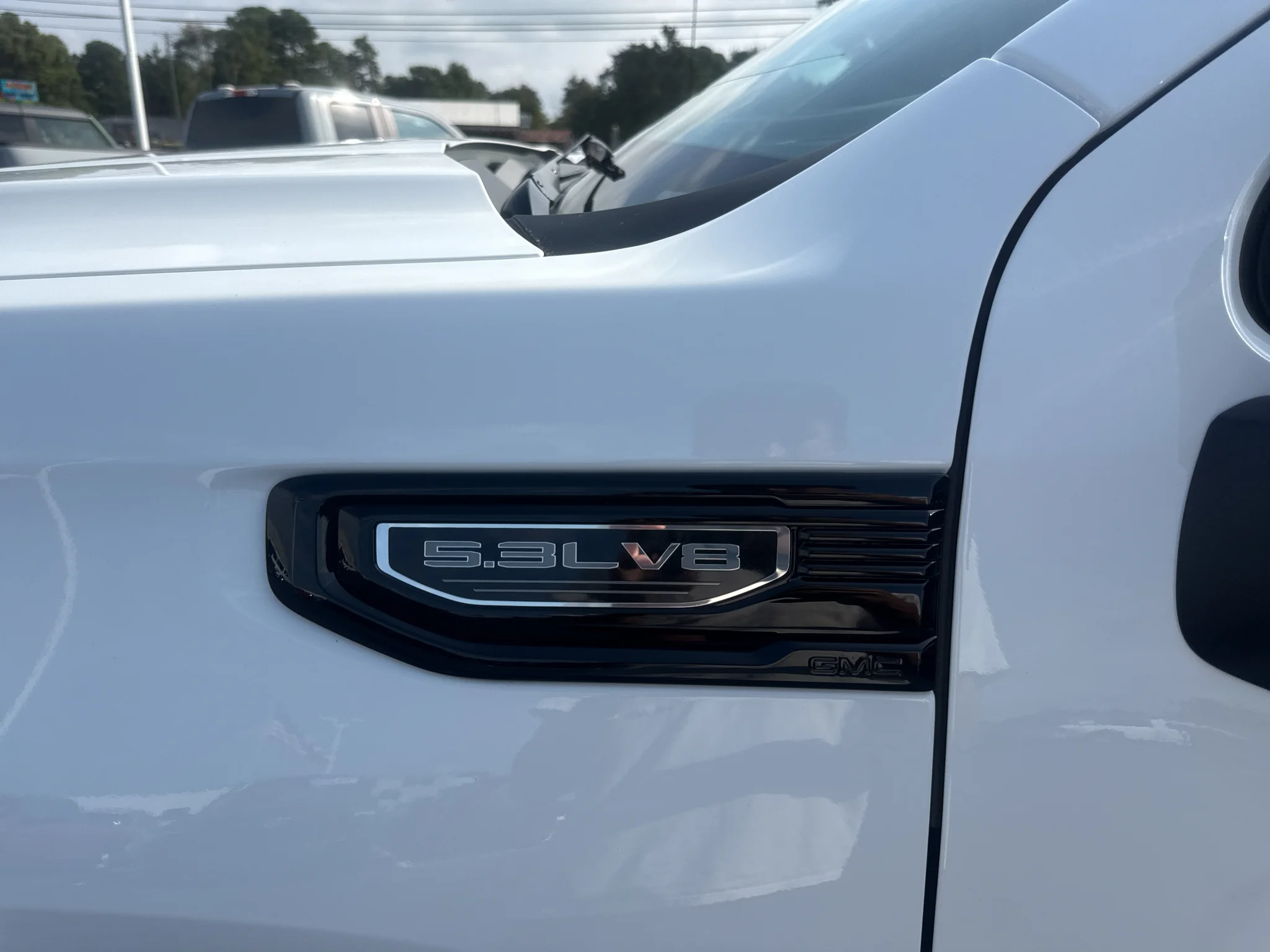 Used 2024 Summit White GMC Elevation image 10